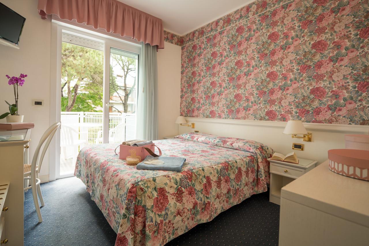 Hotel Astro Lignano Sabbiadoro Bagian luar foto