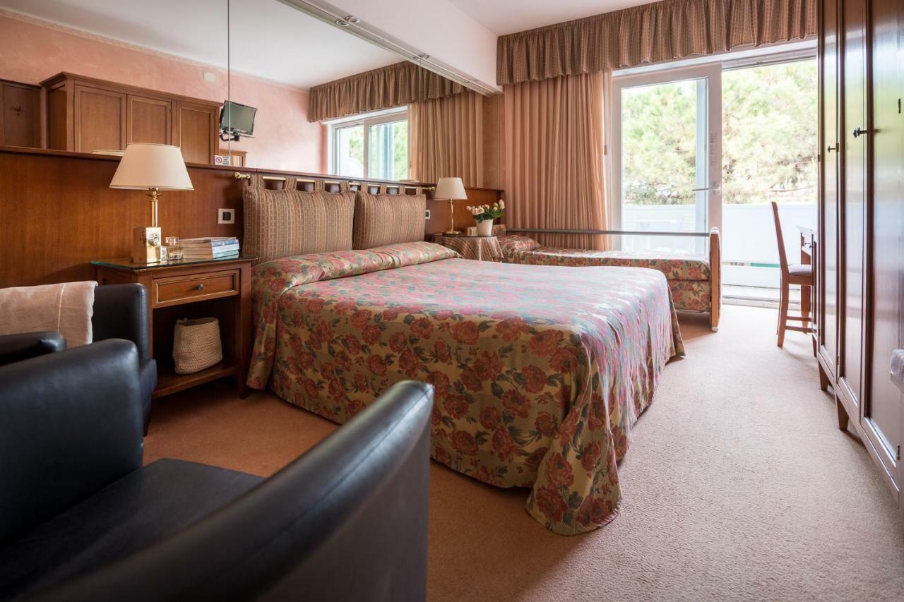 Hotel Astro Lignano Sabbiadoro Bagian luar foto